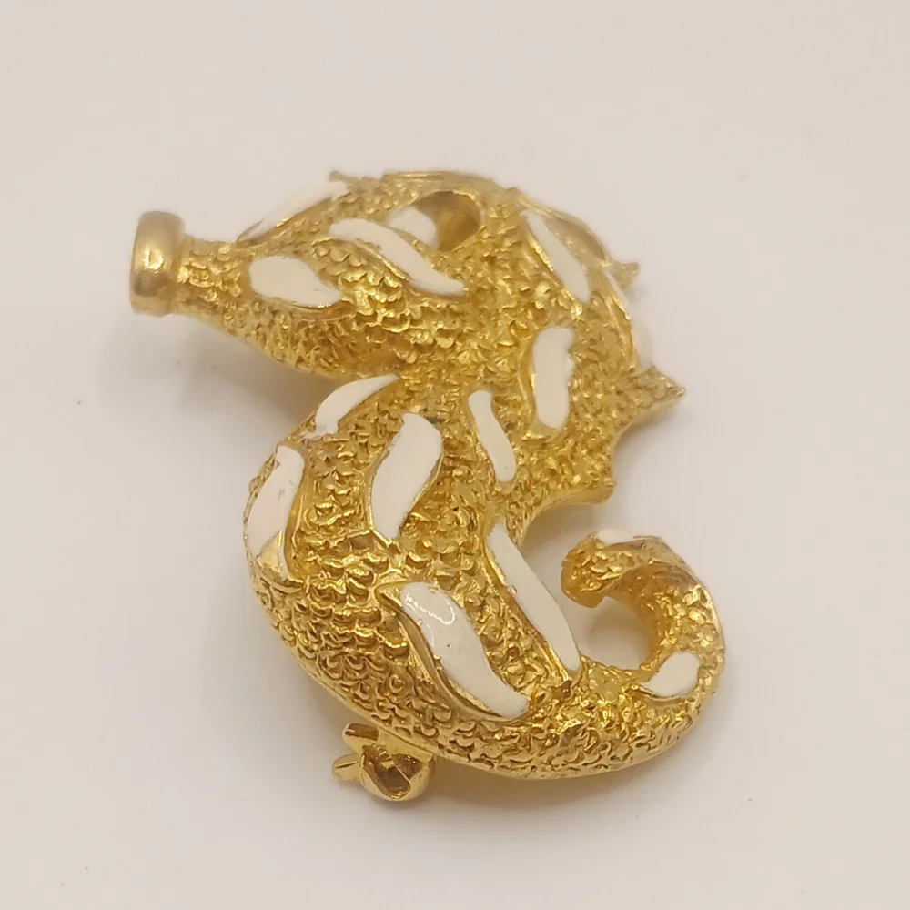 Unsigned Gold Tone Seahorse Brooch 1.5" - Picture 2 of 6